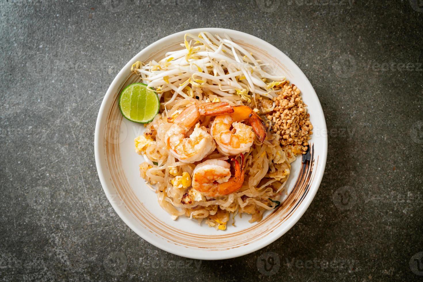 macarrão frito com camarão e couve ou pad thai - comida asiática foto