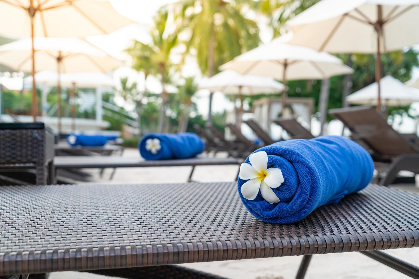 toalha de close-up na cadeira de praia - conceito de viagens e férias foto