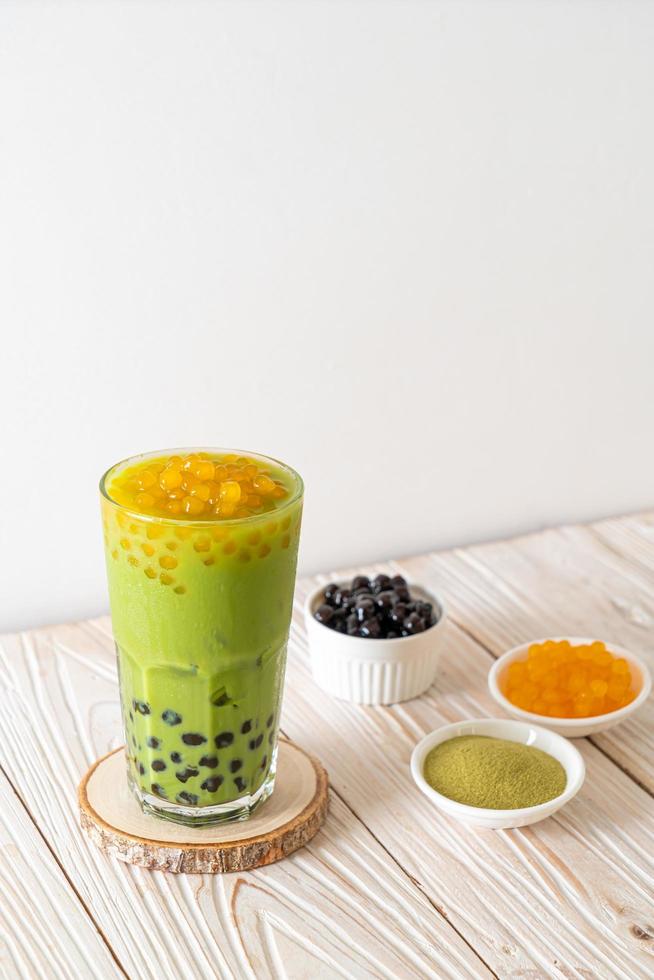 matcha chá verde com leite com bolha e bolhas de mel foto