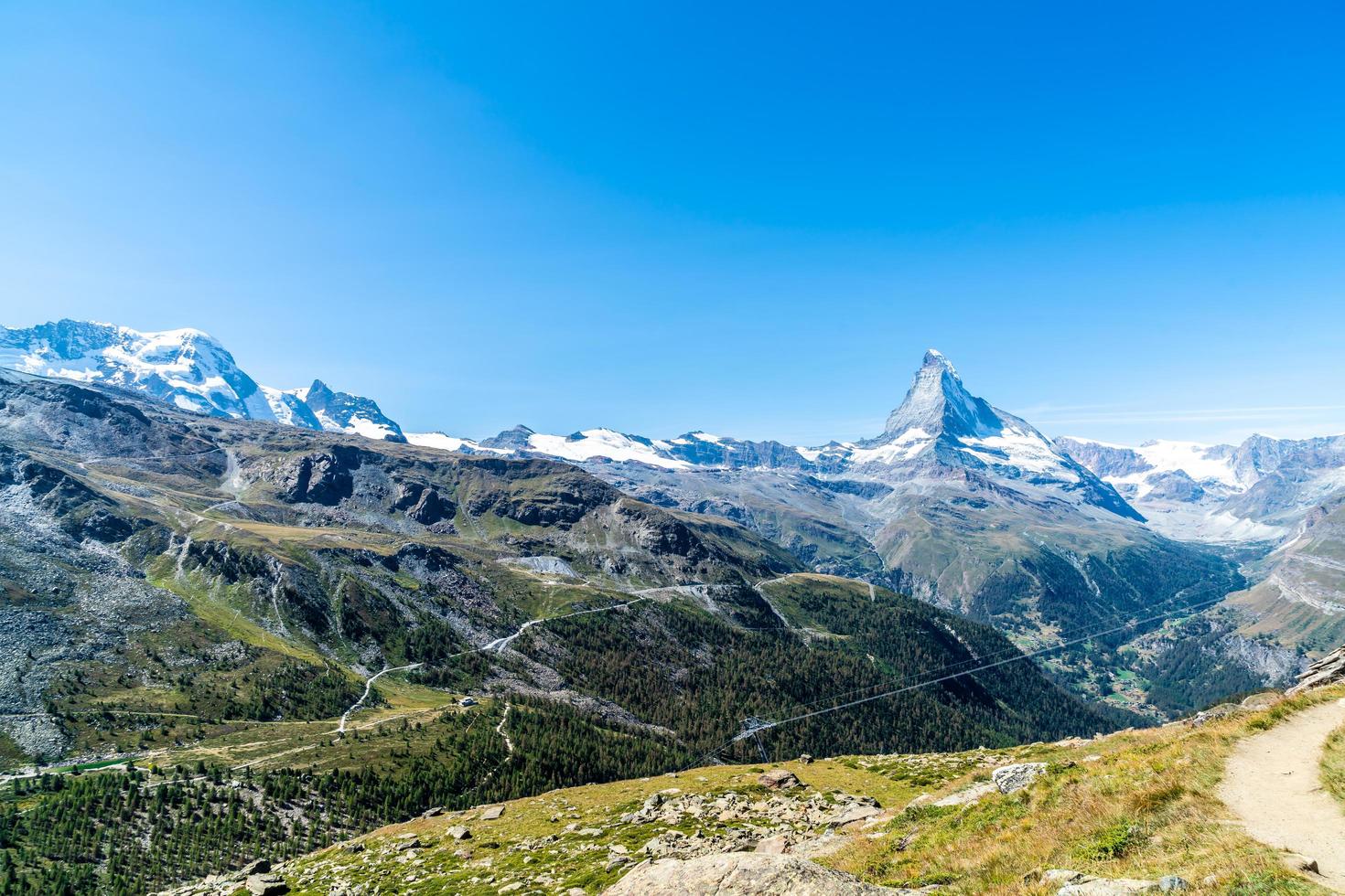 bela paisagem montanhosa com vista para o pico de matterhorn em zermatt, suíça. foto