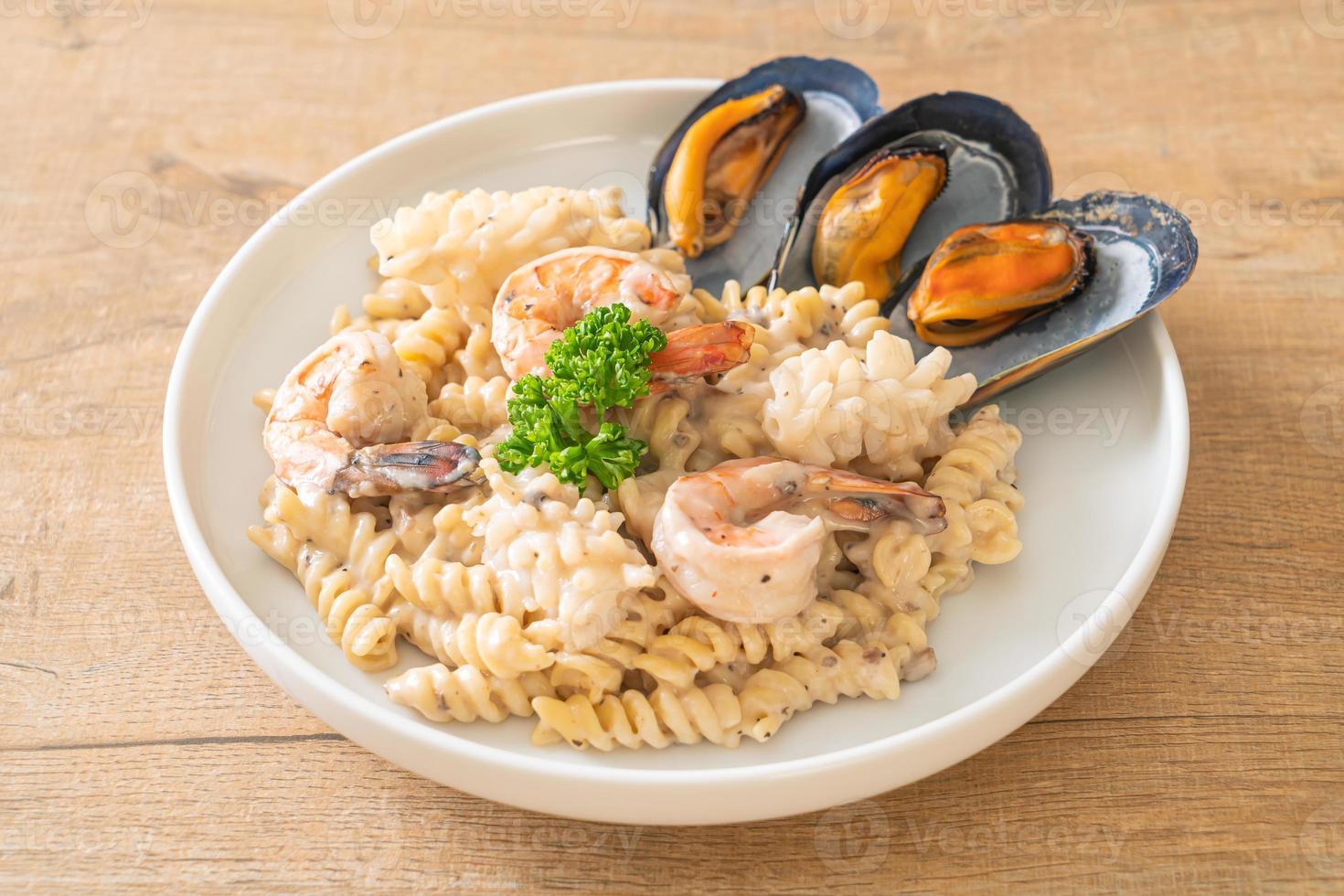 Molho de Creme de Cogumelos em Espiral com Frutos do Mar - comida italiana foto