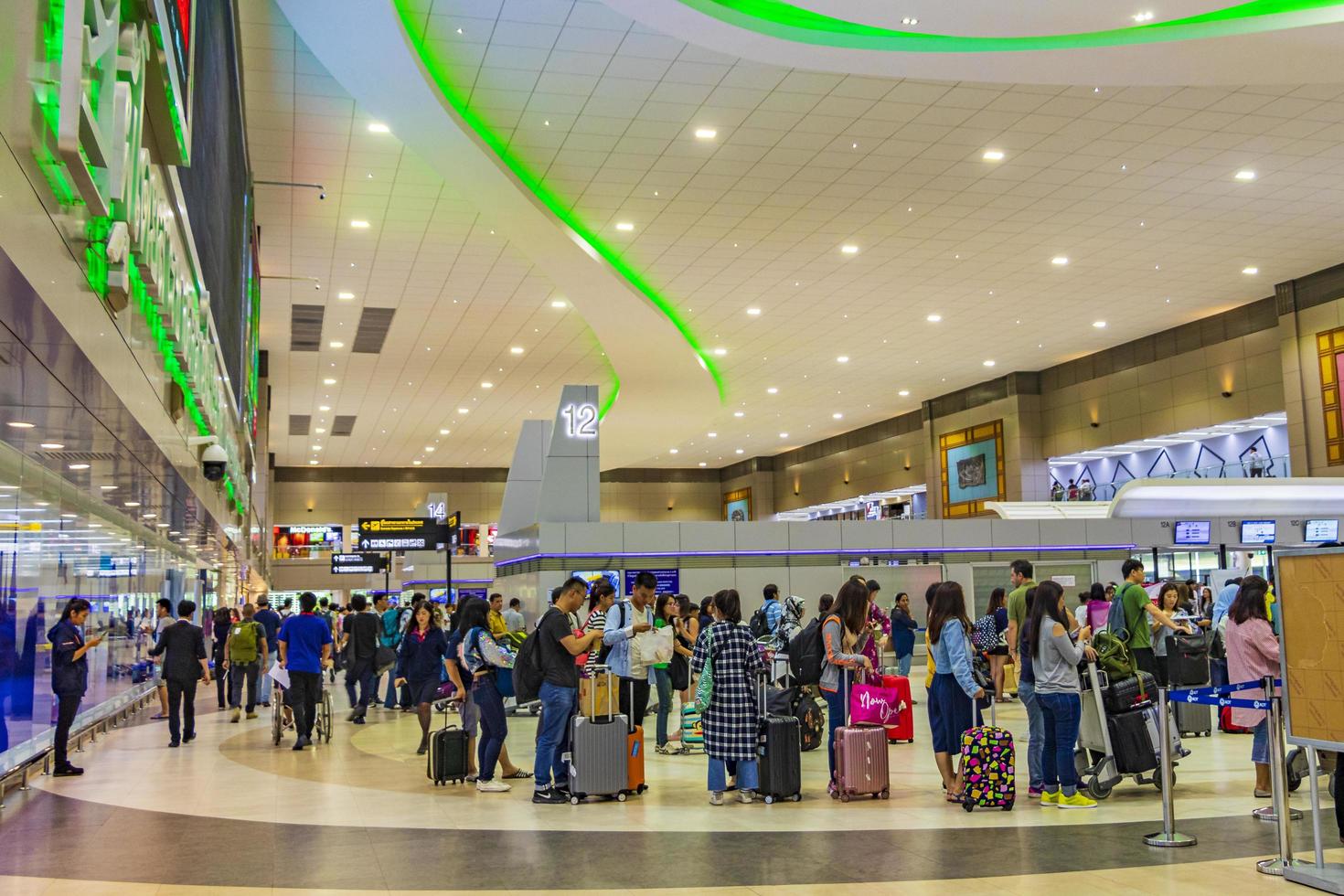 passageiros no aeroporto Suvarnabhumi de Banguecoque, Tailândia, 2018 foto