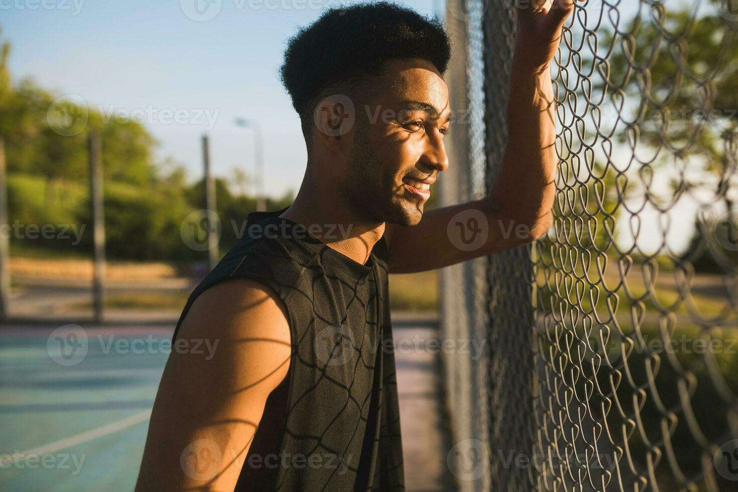 Preto homem fazendo Esportes, jogando basquetebol em nascer do sol, ativo estilo de vida, ensolarado verão manhã foto