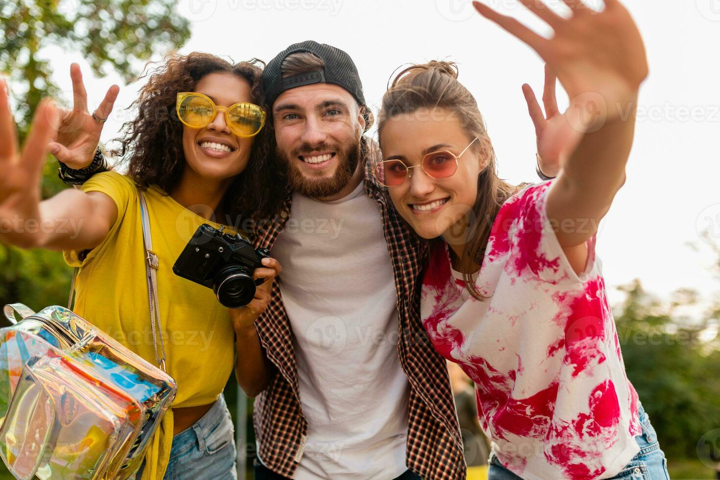 feliz jovem companhia do amigos tendo Diversão dentro parque foto