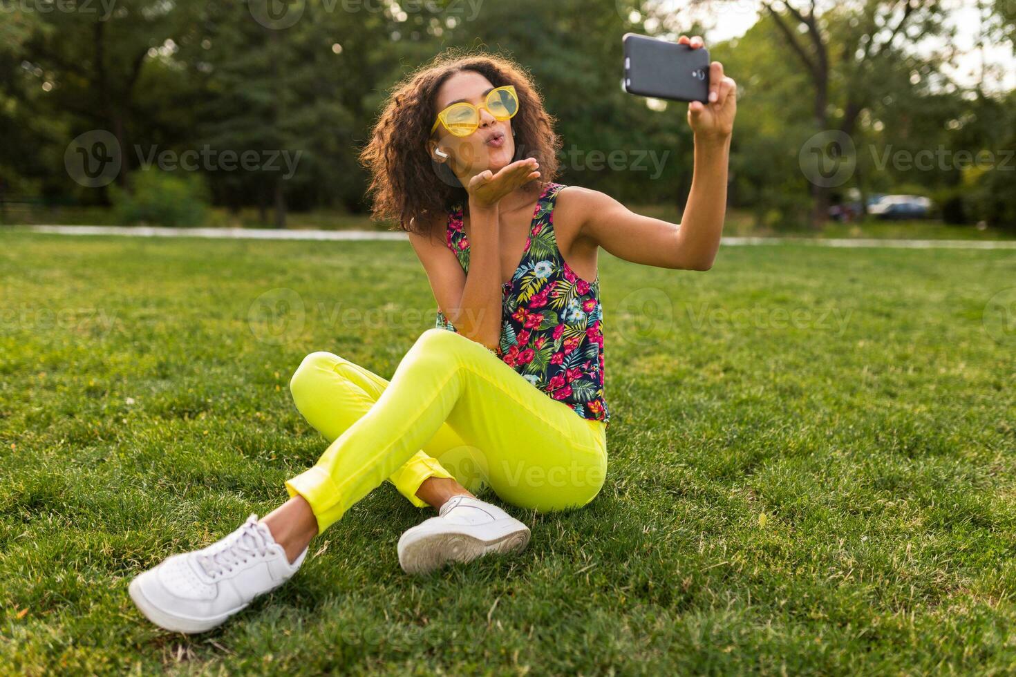 jovem à moda Preto mulher tendo Diversão dentro parque verão moda estilo foto