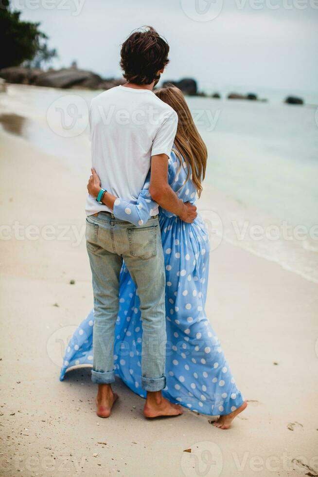 jovem à moda hipster casal dentro amor em tropical de praia foto