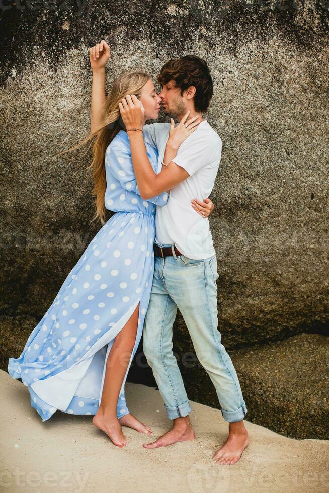 jovem à moda hipster casal dentro amor em tropical de praia foto