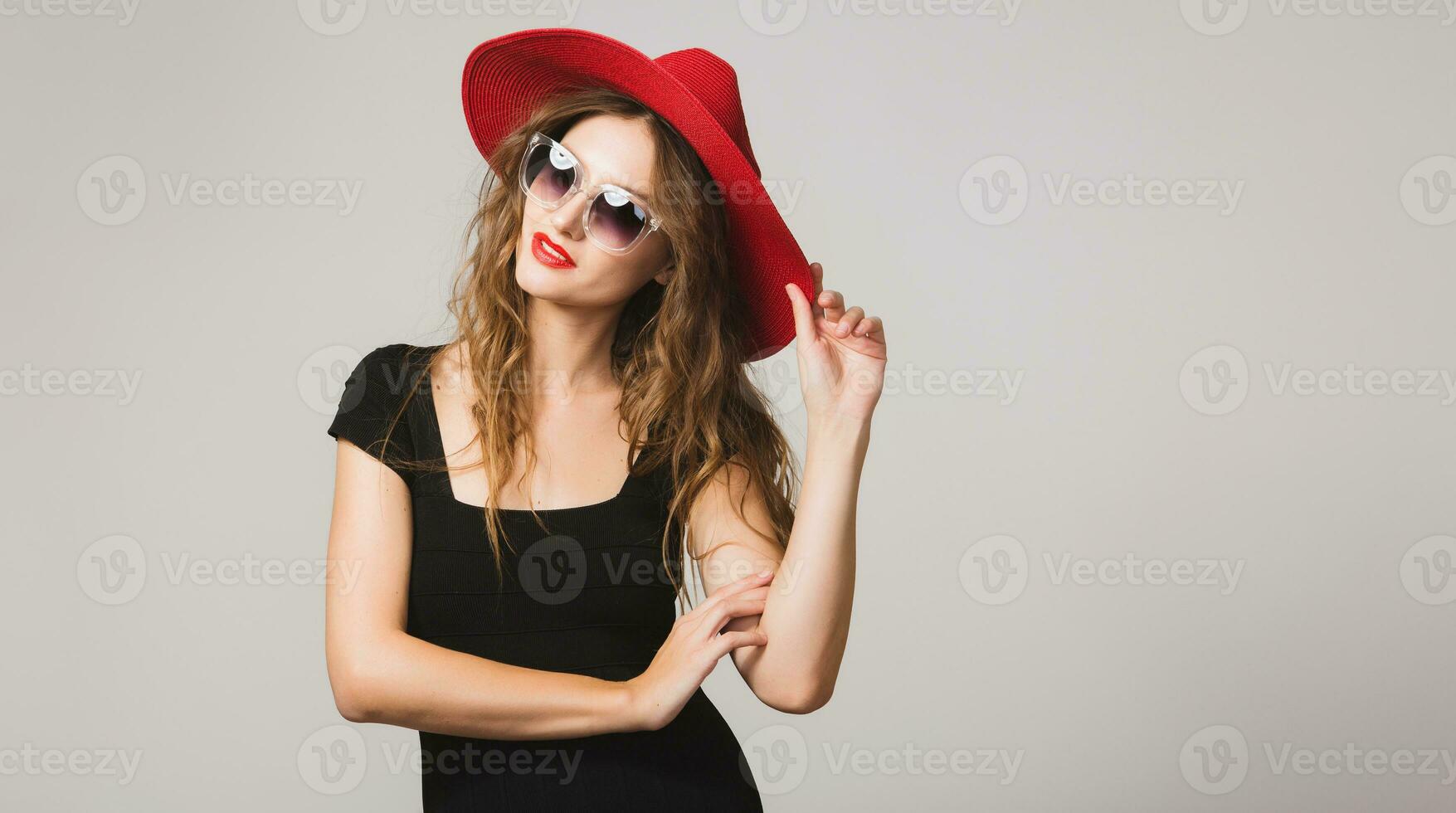 jovem lindo à moda mulher dentro Preto vestir, vermelho chapéu foto