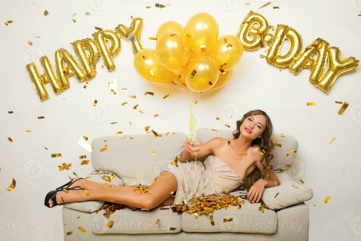 bonita mulher a comemorar festa dentro dourado confete foto