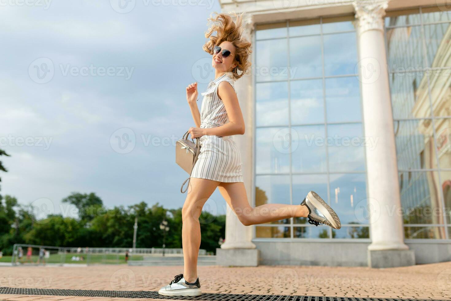 fechar-se retrato do jovem atraente à moda Loiras mulher dentro cidade rua dentro verão moda estilo foto