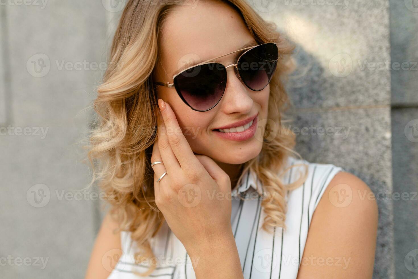 fechar-se retrato do jovem atraente à moda Loiras mulher dentro cidade rua dentro verão moda estilo foto