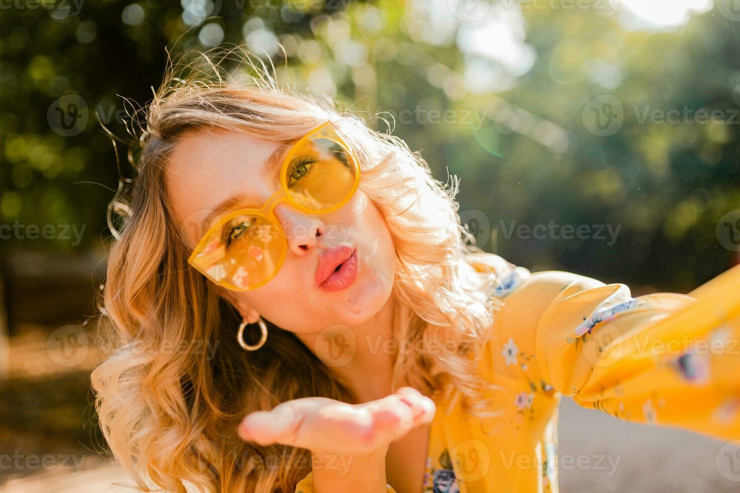 atraente loiro à moda sorridente mulher dentro amarelo blusa foto