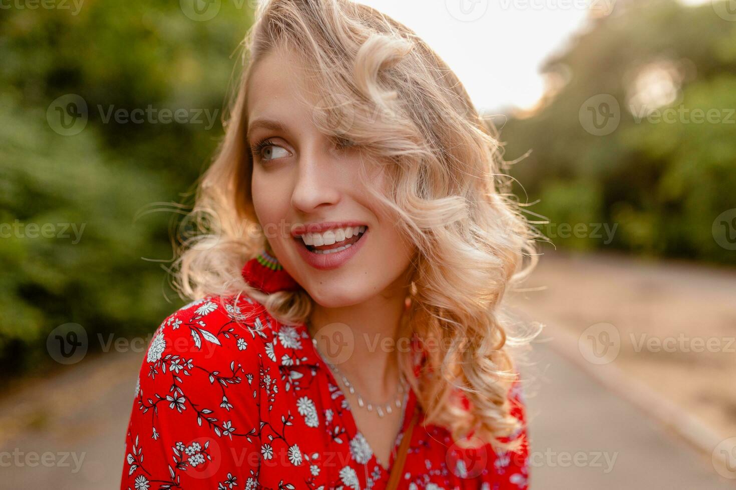 atraente à moda loiro sorridente mulher dentro Palha vermelho blusa verão moda foto