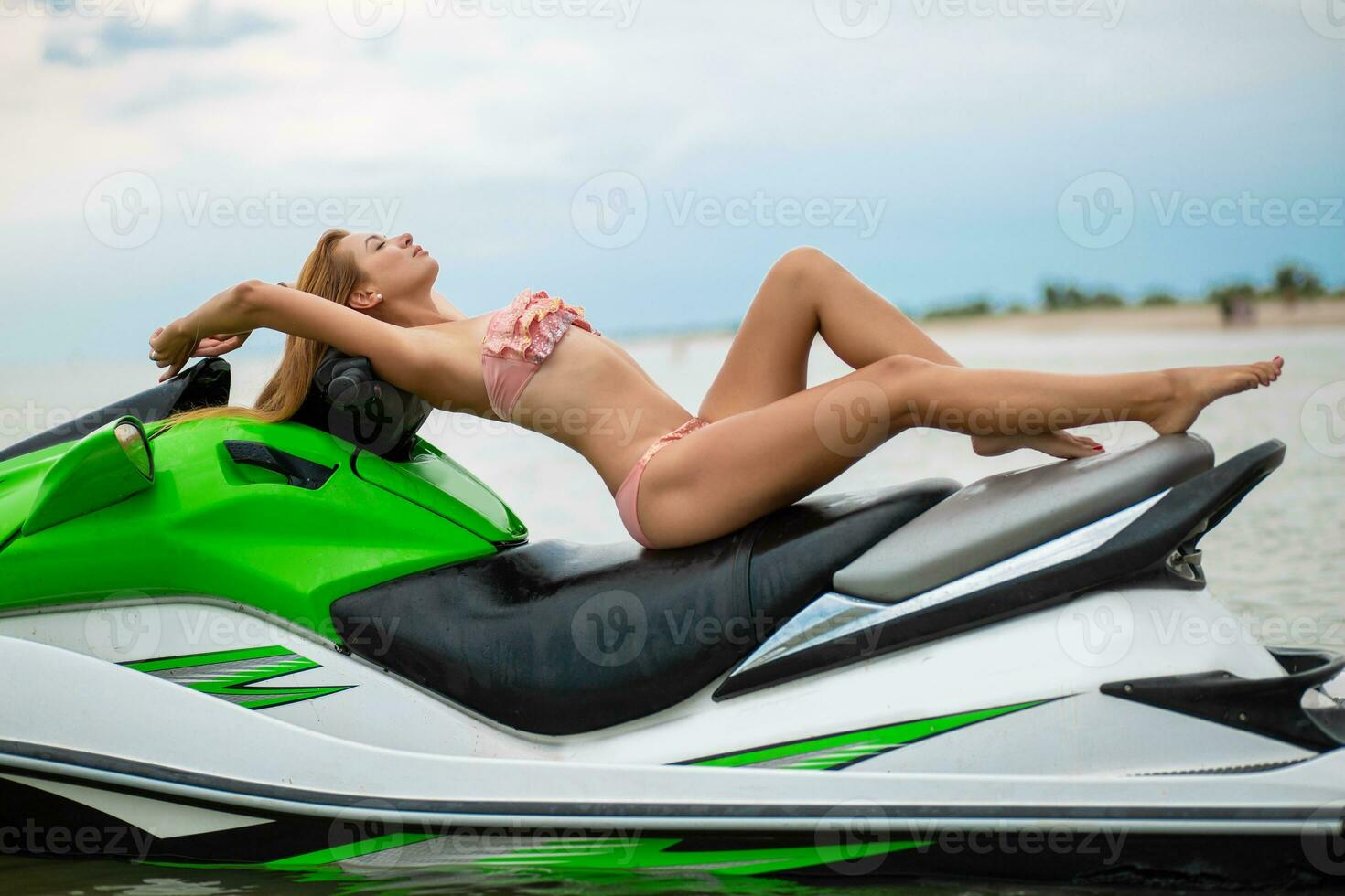 sexy mulher dentro bikini em água lambreta dentro mar verão estilo foto