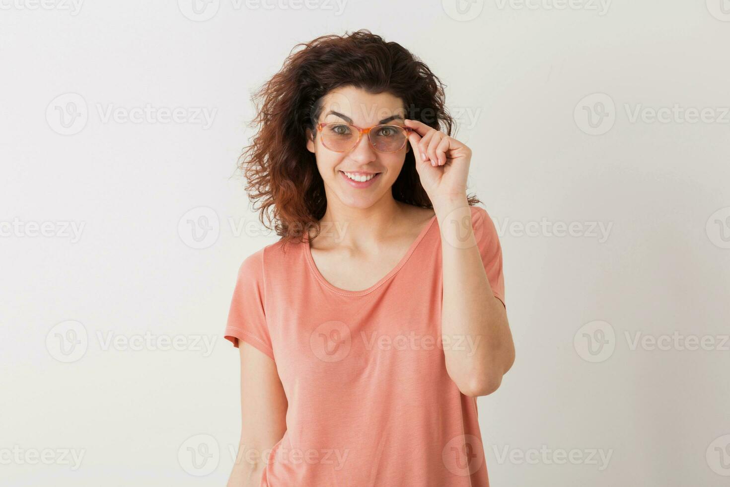 retrato do jovem natural olhando sorridente feliz hipster bonita mulher dentro Rosa camisa foto