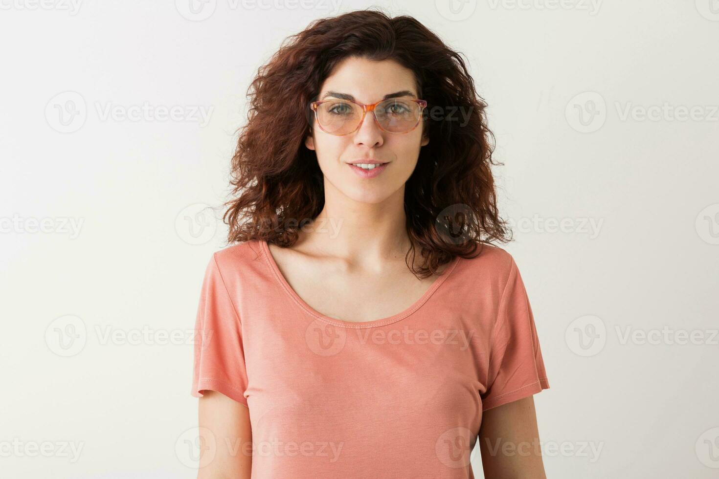 retrato do jovem natural olhando sorridente feliz hipster bonita mulher dentro Rosa camisa foto