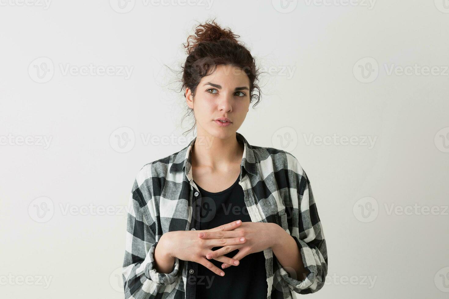 retrato do jovem hipster bonita mulher dentro xadrez camisa foto