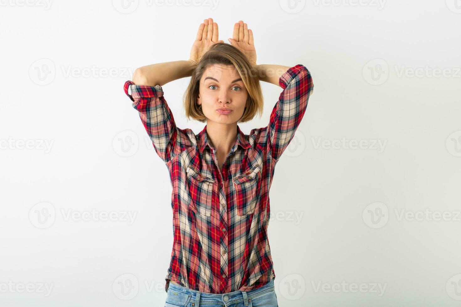 jovem emocional mulher dentro xadrez camisa foto