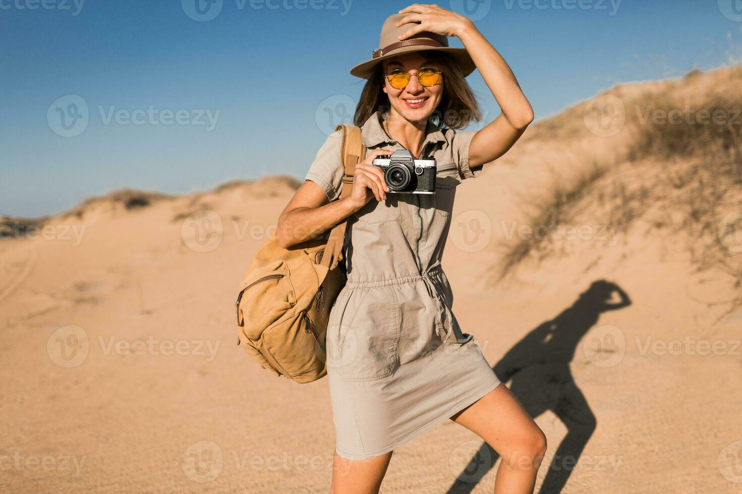 mulher dentro deserto caminhando em safári foto