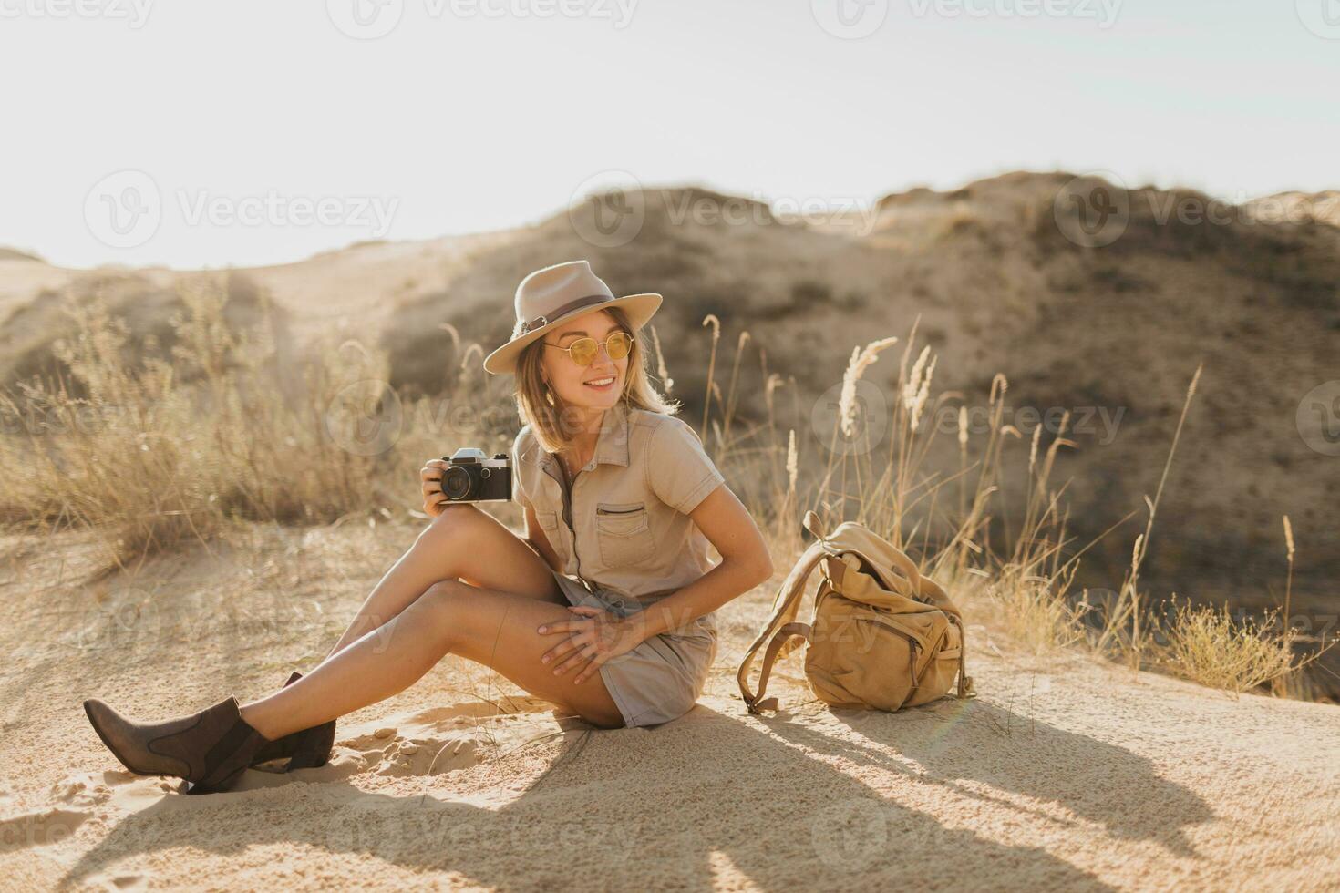 mulher dentro deserto caminhando em safári foto