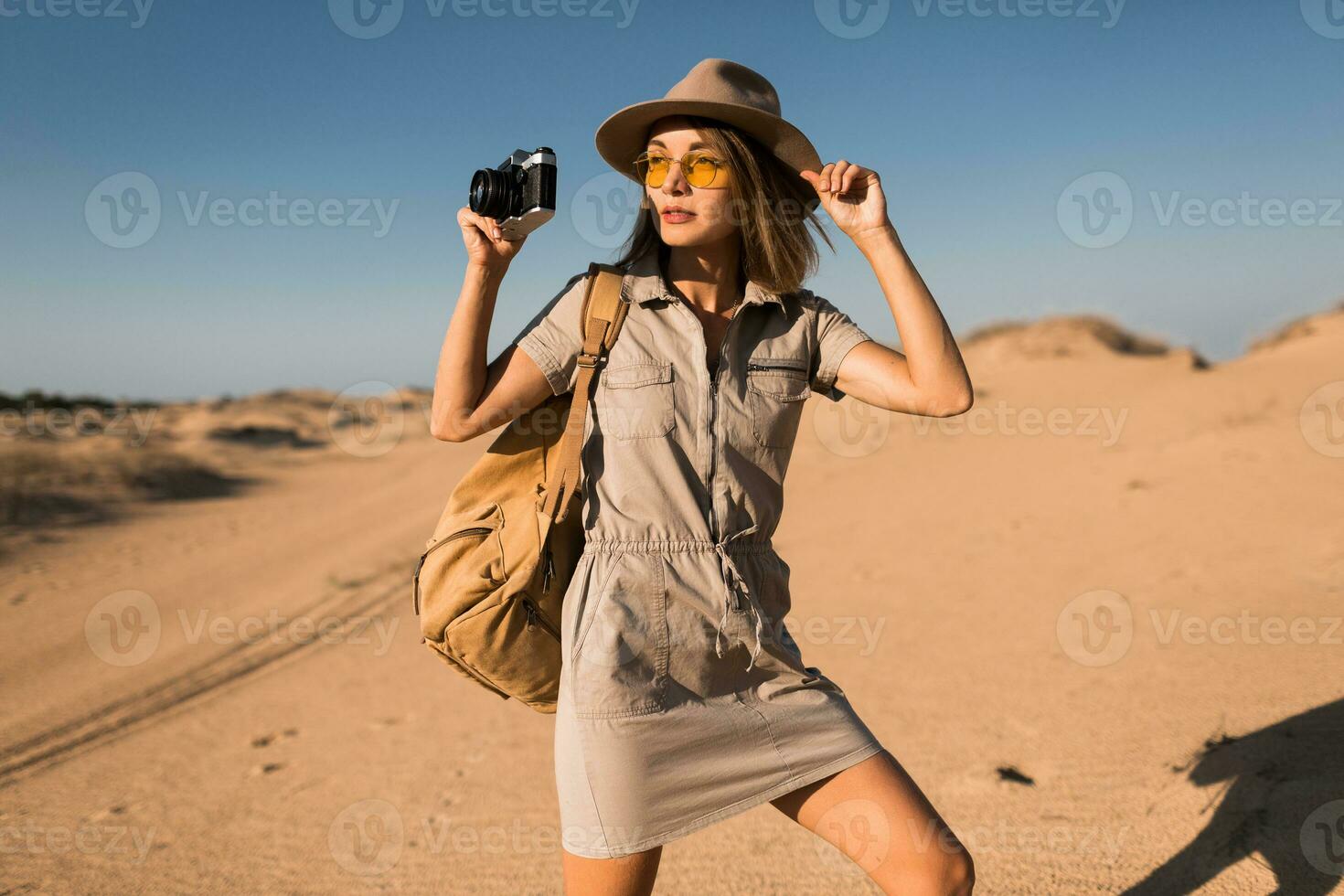 mulher dentro deserto caminhando em safári foto