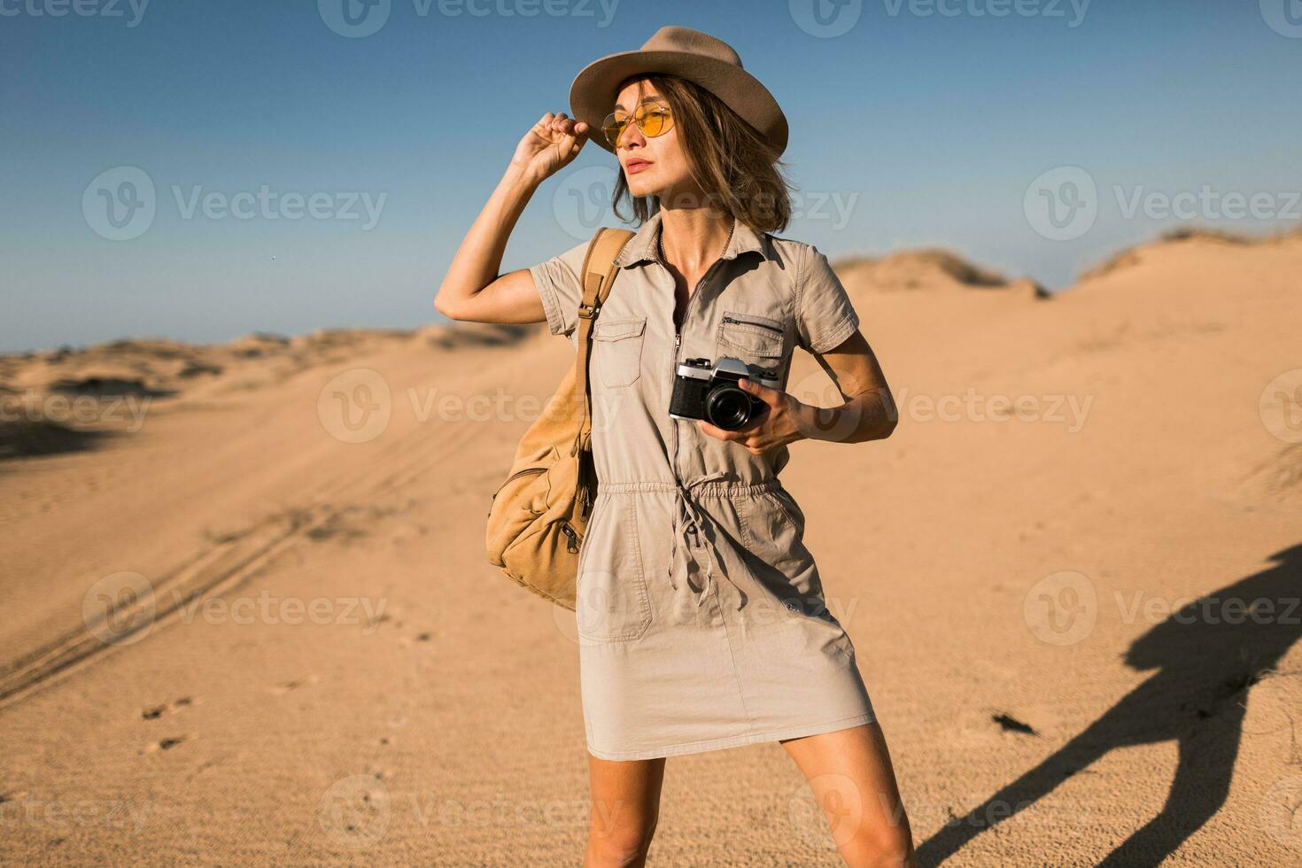 mulher dentro deserto caminhando em safári foto