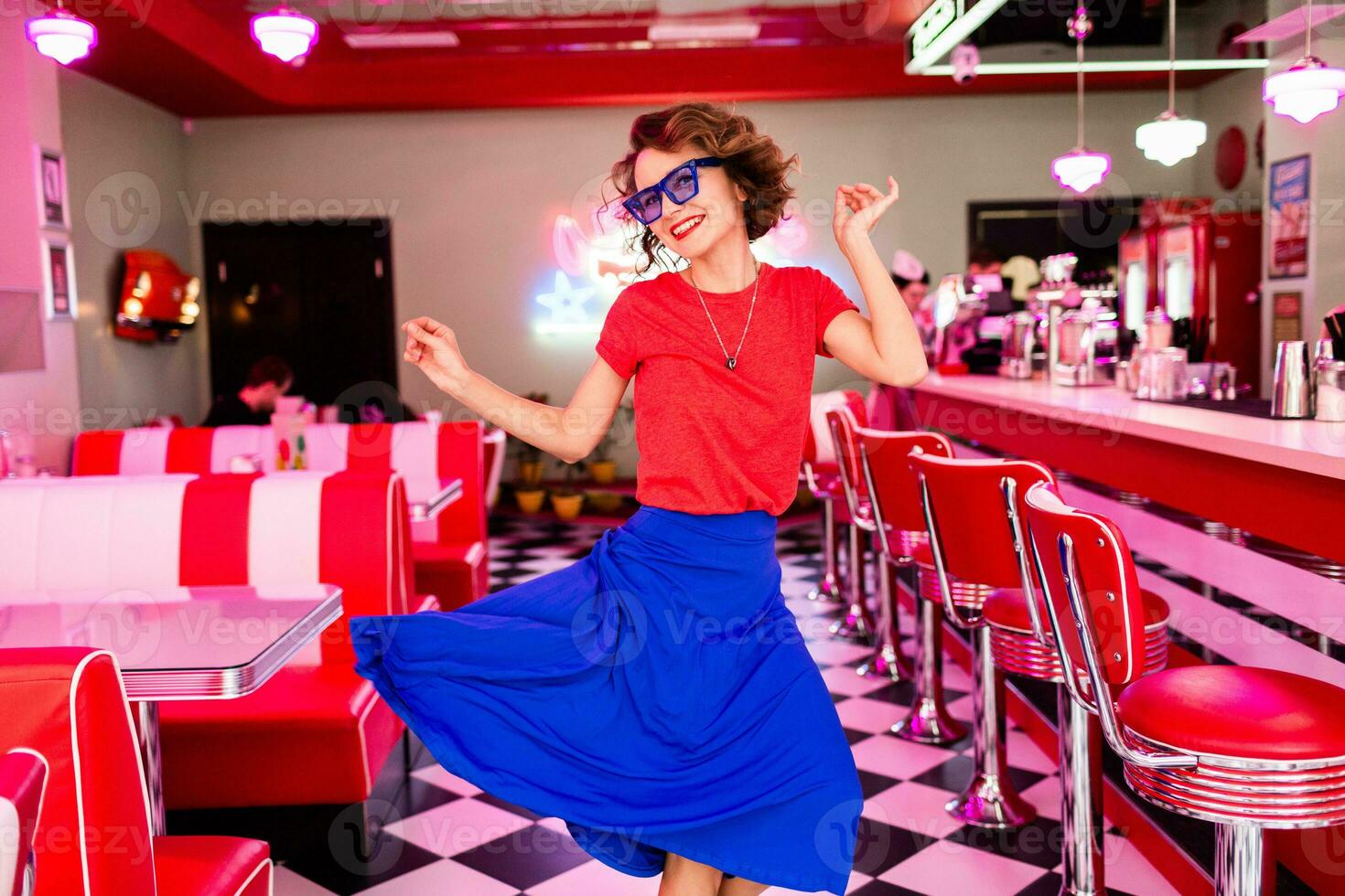 à moda sorridente mulher dentro retro vintage cafeteria foto