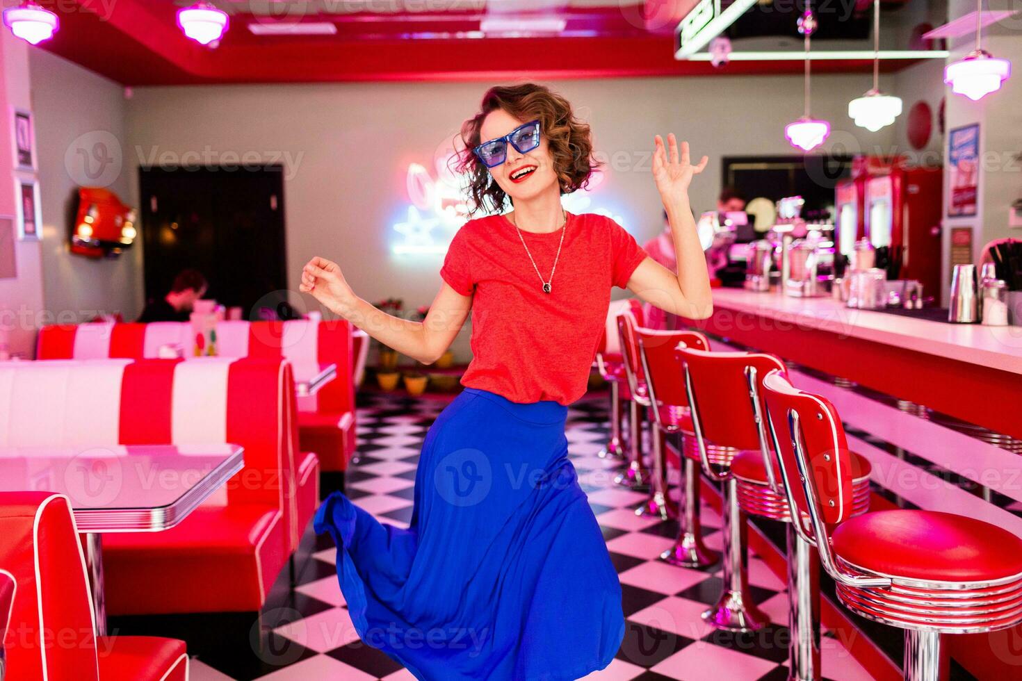 à moda sorridente mulher dentro retro vintage cafeteria foto