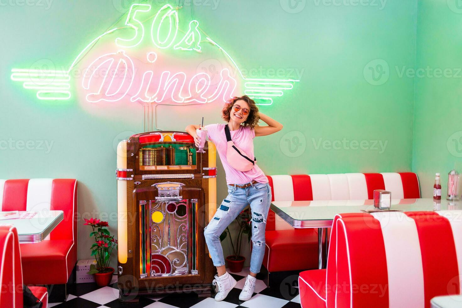 à moda sorridente mulher dentro retro vintage cafeteria foto