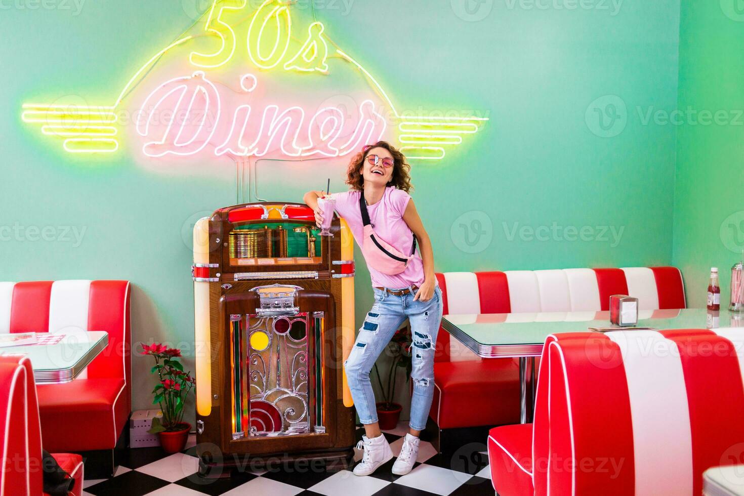 à moda sorridente mulher dentro retro vintage cafeteria foto