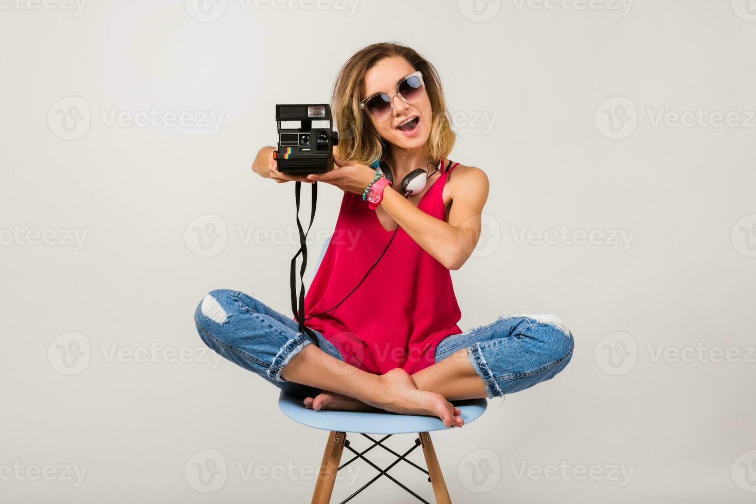 jovem hipster lindo mulher sentado em cadeira foto
