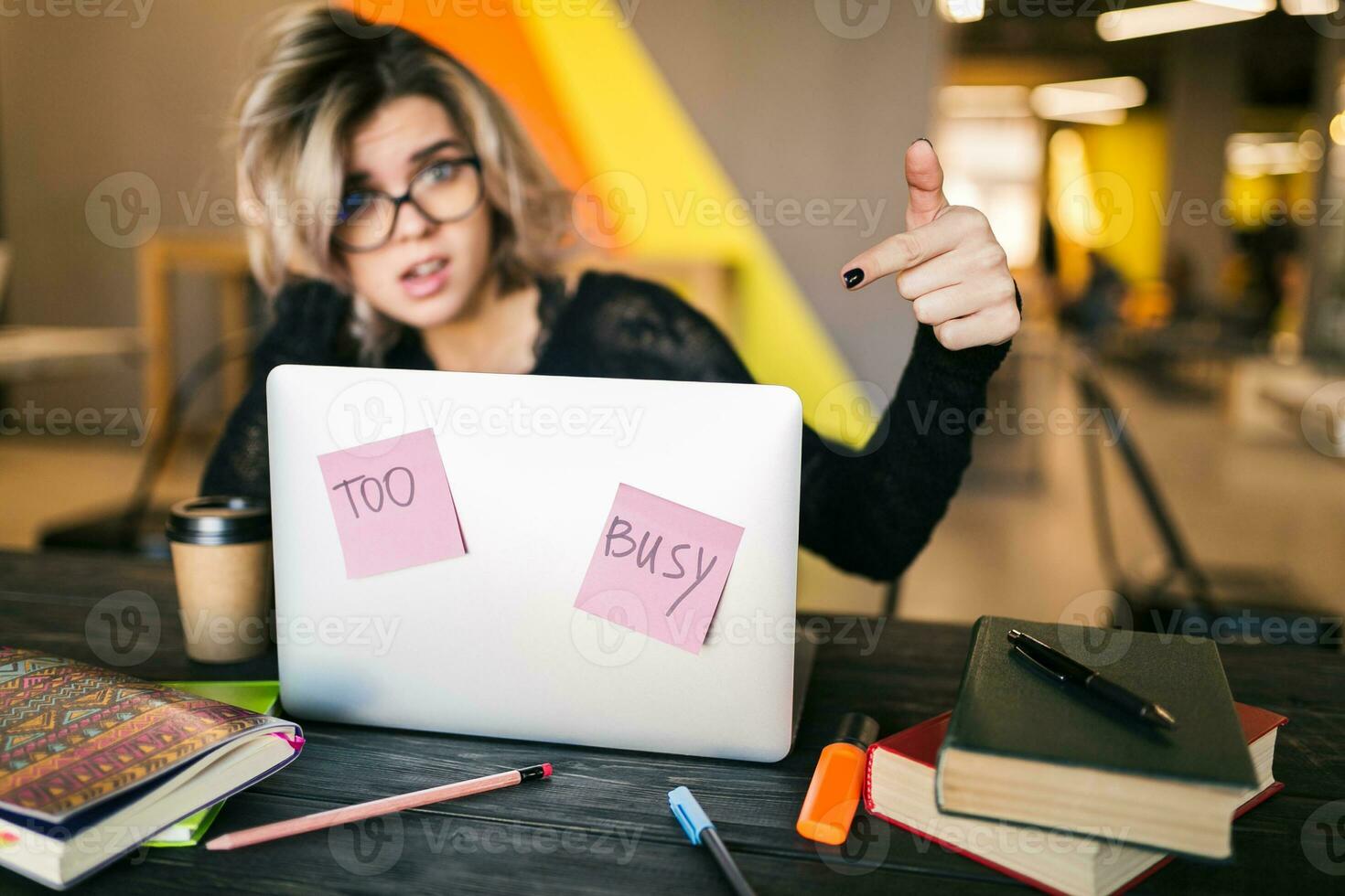 jovem mulher trabalhando em computador portátil dentro co-trabalho escritório foto