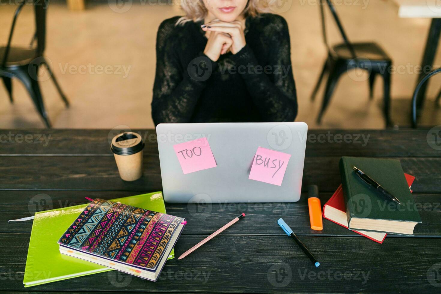 jovem mulher trabalhando em computador portátil dentro co-trabalho escritório foto