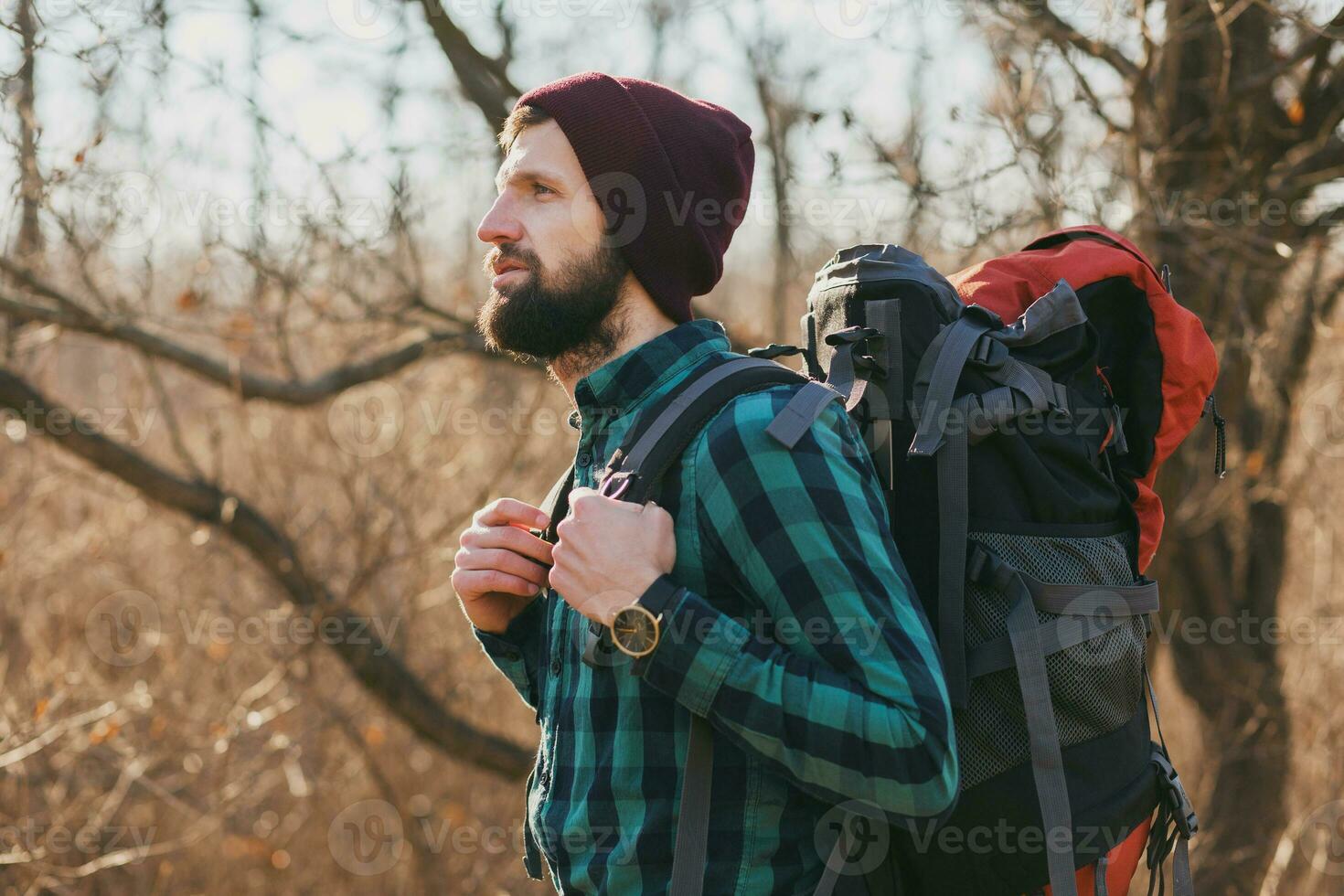 jovem hipster homem viajando com mochila dentro Primavera outono floresta foto