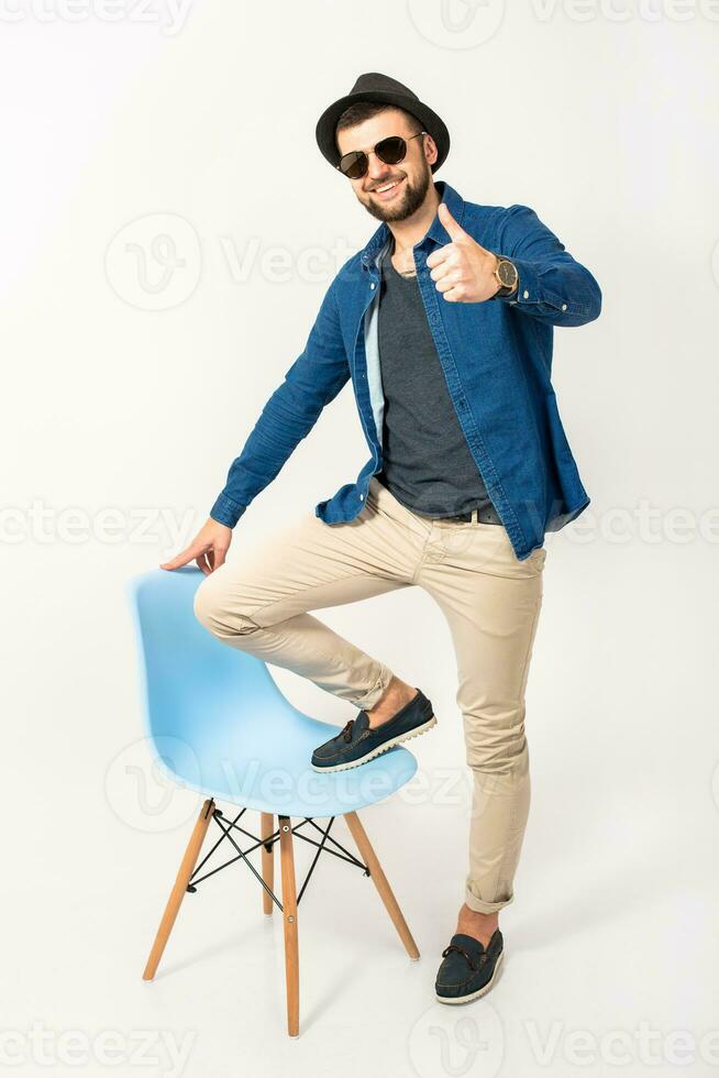 jovem bonito hipster homem à moda roupa, jeans camisa foto