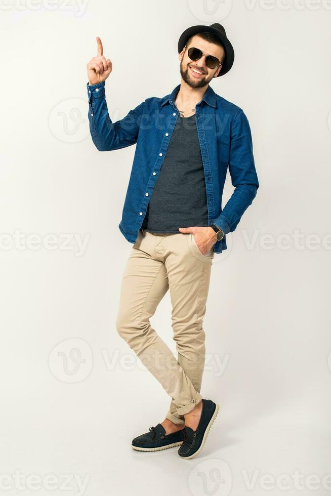 jovem bonito hipster homem à moda roupa, jeans camisa foto