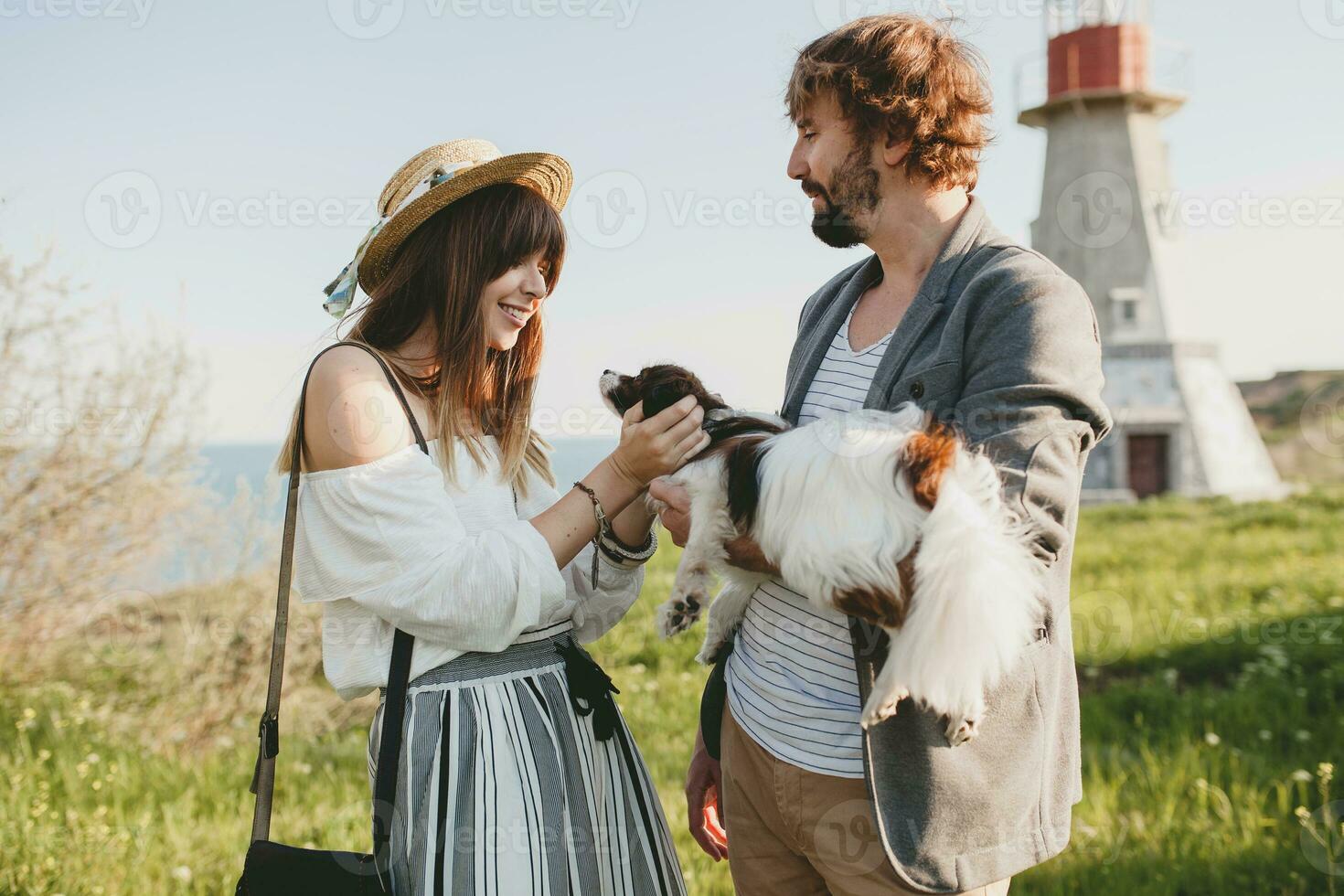 jovem à moda hipster casal dentro amor caminhando com cachorro dentro interior, tendo Diversão foto