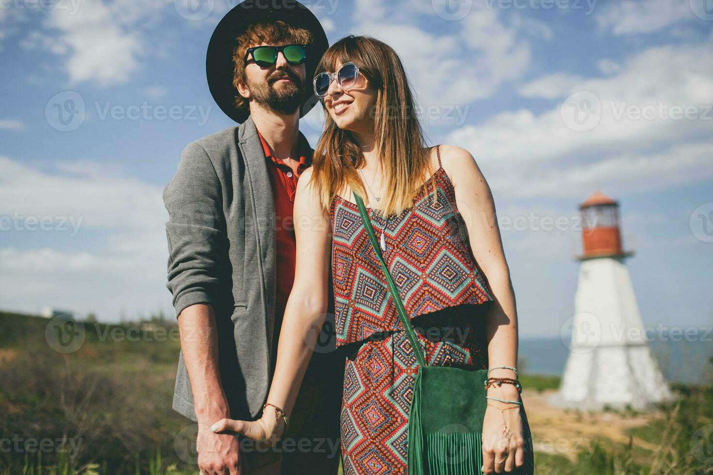 rindo jovem hipster casal indie estilo dentro amor caminhando dentro interior, farol em fundo foto