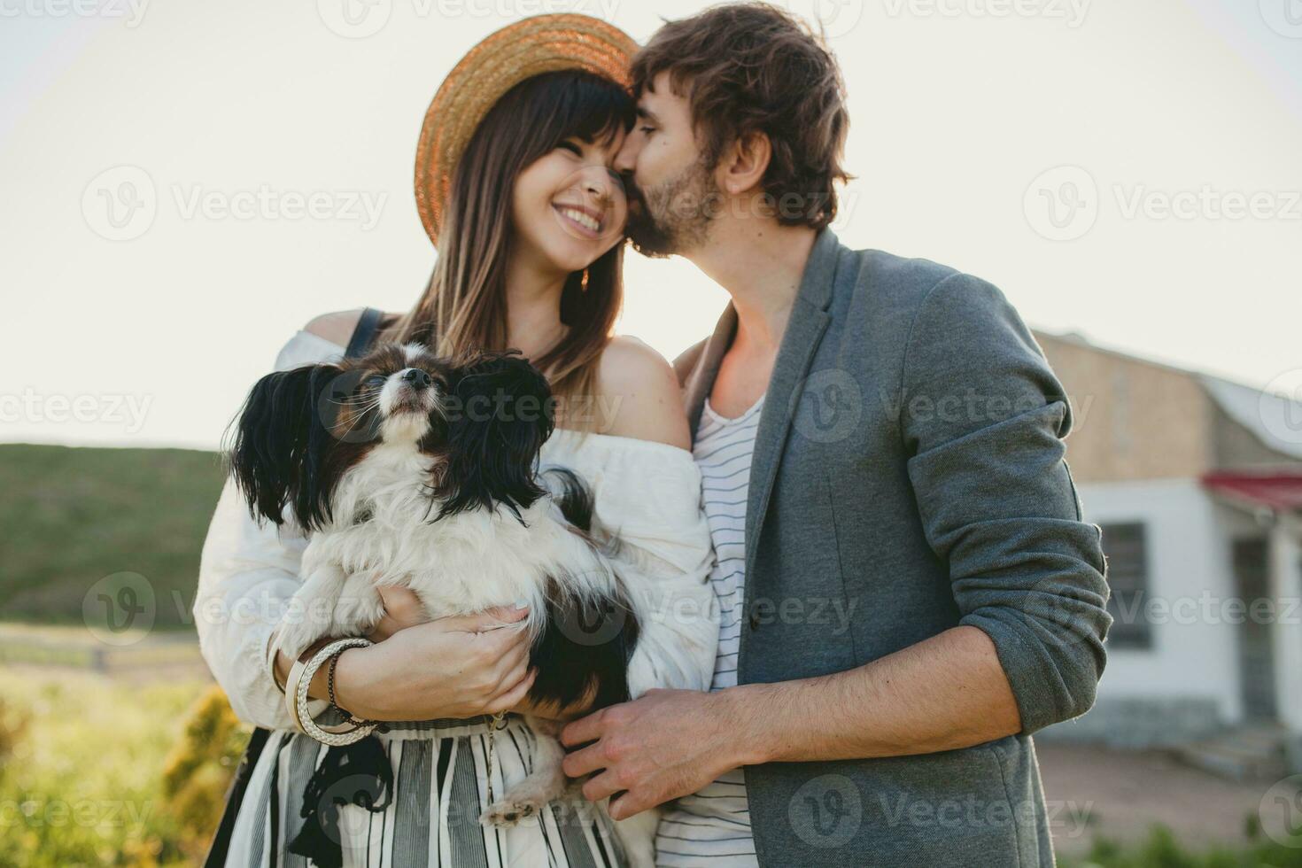 sentado dentro Relva jovem à moda hipster casal dentro amor caminhando com cachorro dentro campo foto