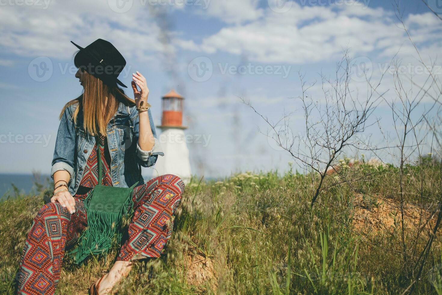 jovem mulher dentro natureza, boêmio roupa, jeans Jaqueta foto