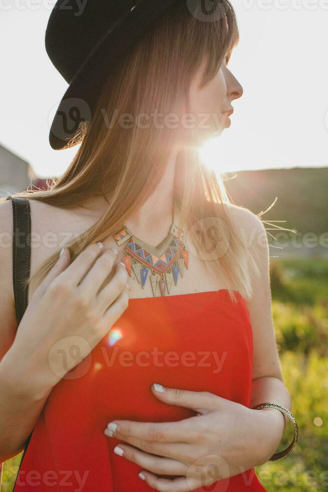 jovem mulher dentro natureza, boêmio roupa, vermelho vestir, verão, à moda acessórios foto