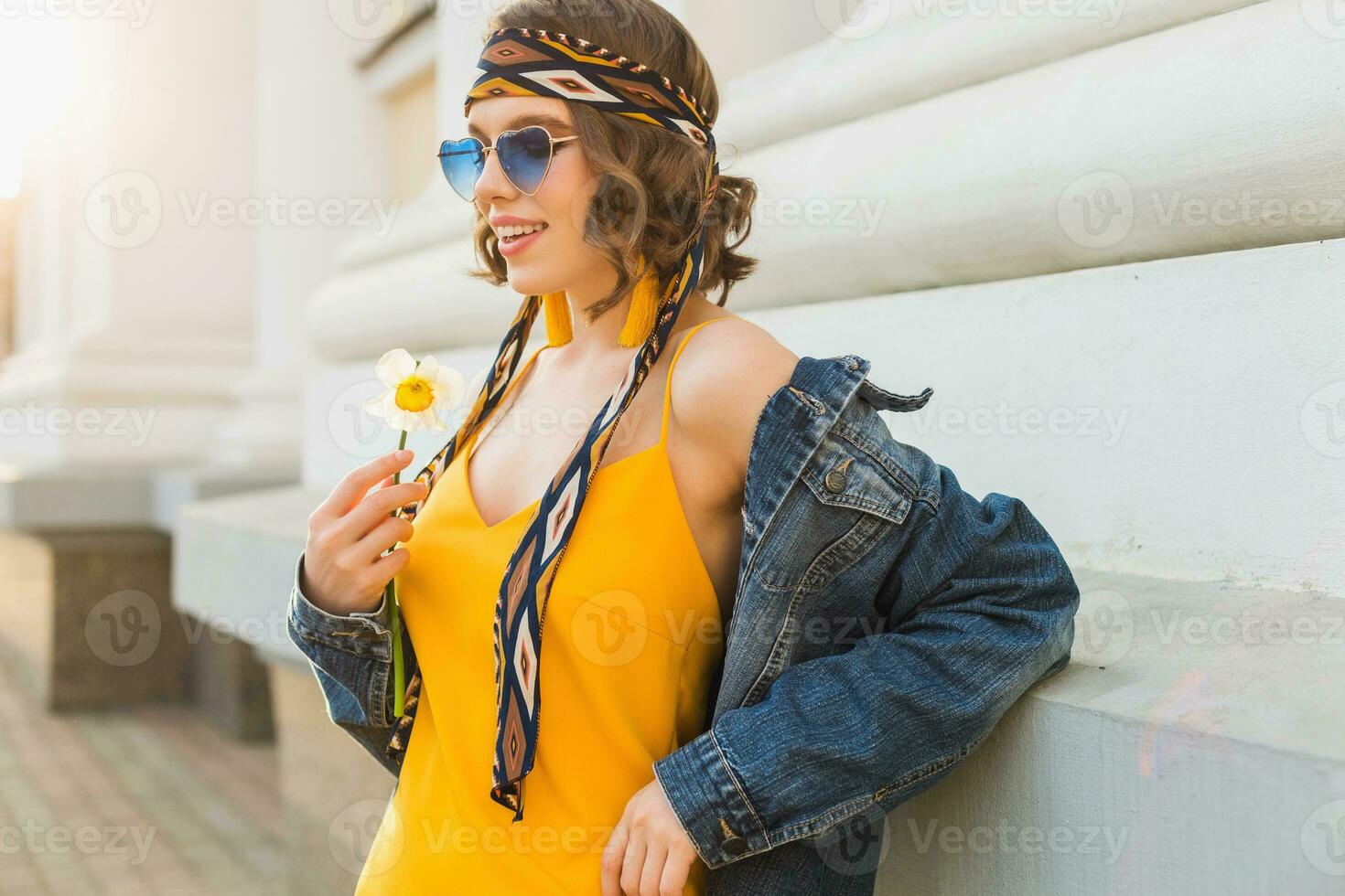 mulher dentro amarelo vestir verão rua estilo foto