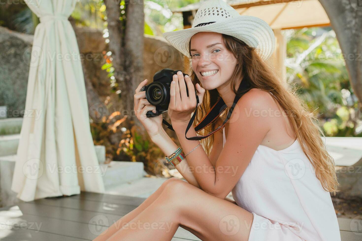 jovem natural lindo mulher dentro pálido vestido, tropical período de férias foto