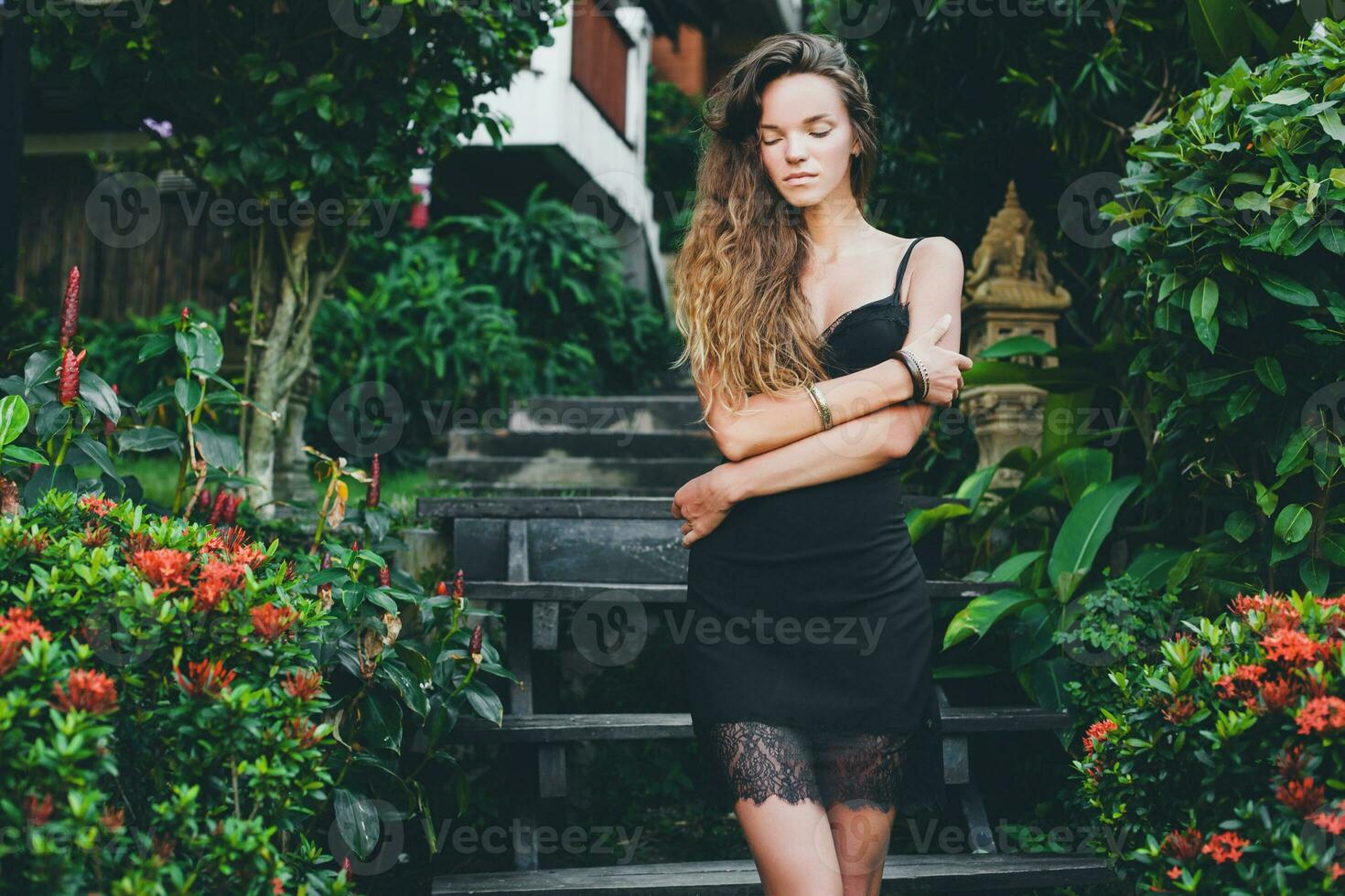 jovem lindo mulher dentro tropical jardim foto