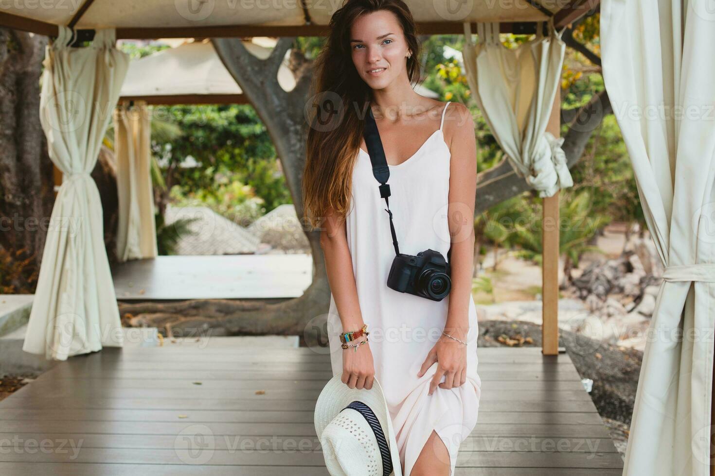 jovem natural lindo mulher dentro pálido vestido, tropical período de férias foto