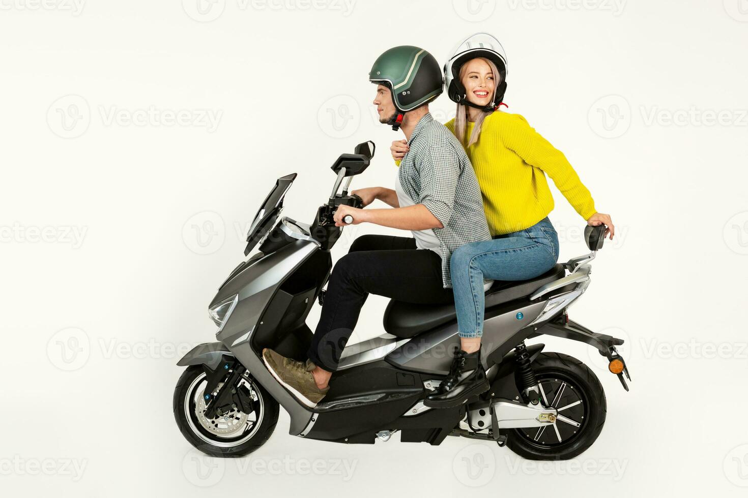 jovem atraente casal equitação a elétrico moto lambreta feliz tendo Diversão juntos foto