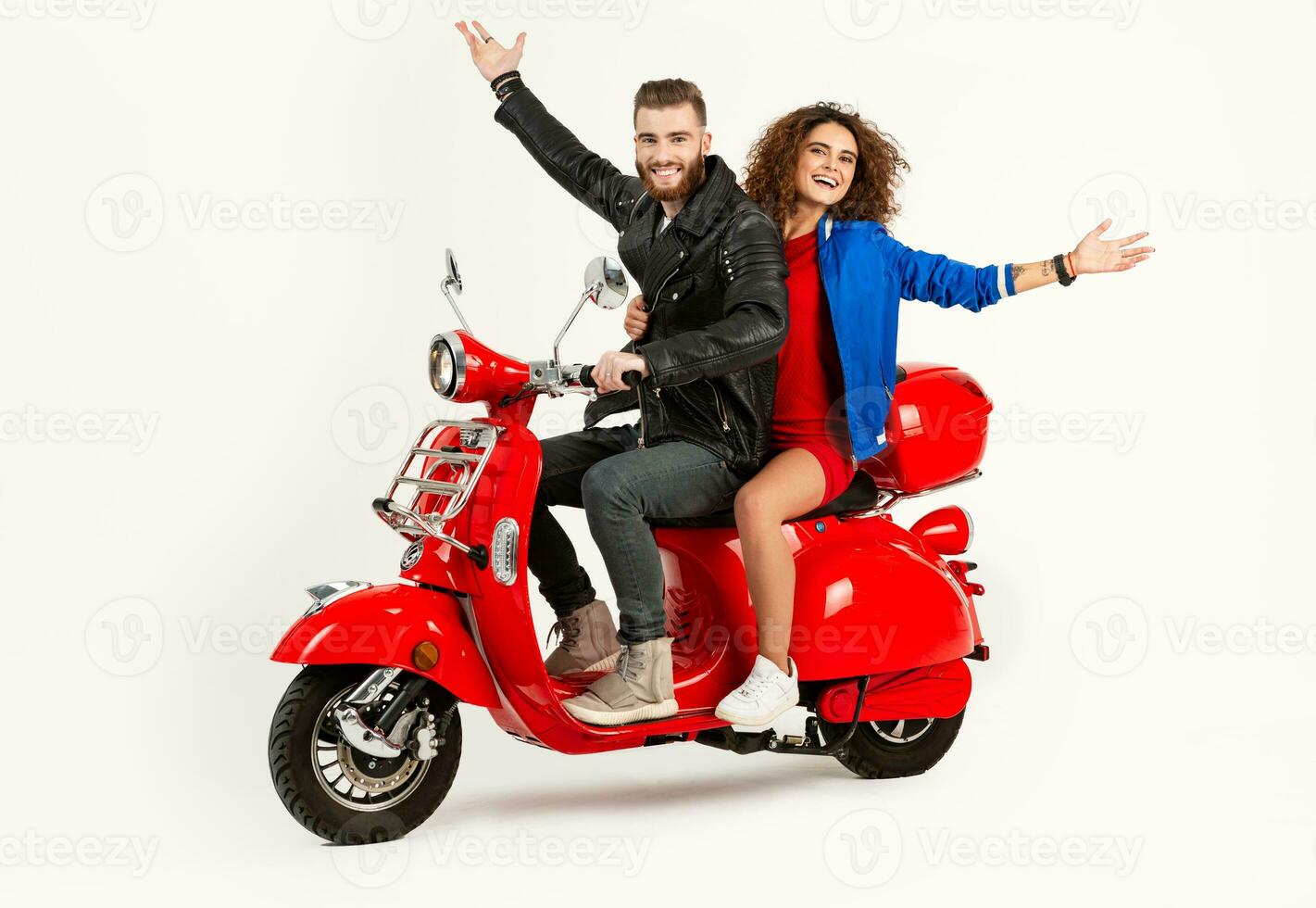 jovem atraente casal equitação a elétrico moto lambreta feliz tendo Diversão juntos foto