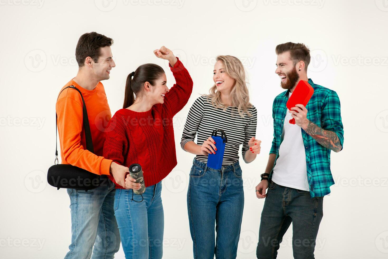 companhia do amigos tendo Diversão juntos ouvindo para música foto