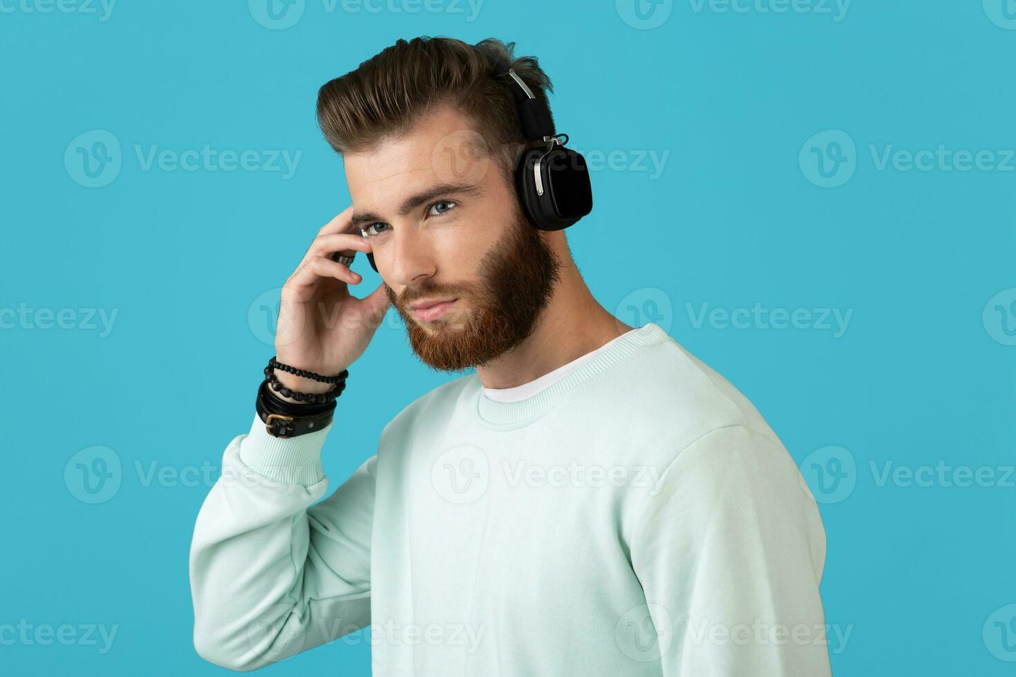 à moda jovem homem ouvindo para música em sem fio fones de ouvido foto