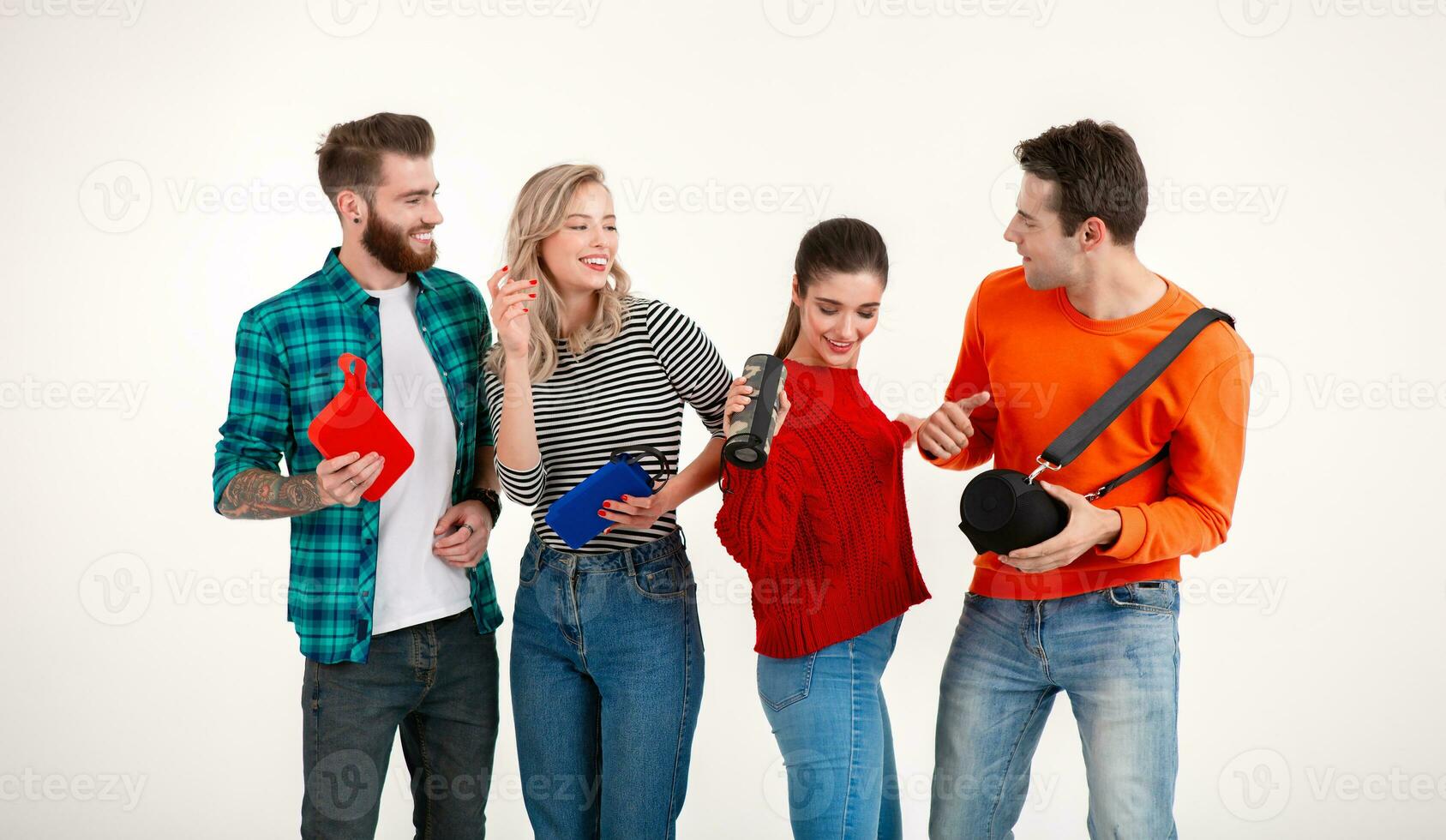 companhia do amigos tendo Diversão juntos ouvindo para música foto